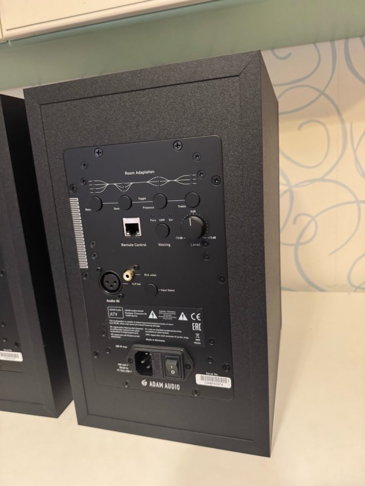 Monitores Adam Audio A 7V de segunda mano · Foto 6 de 8 · Madrid · 950 €