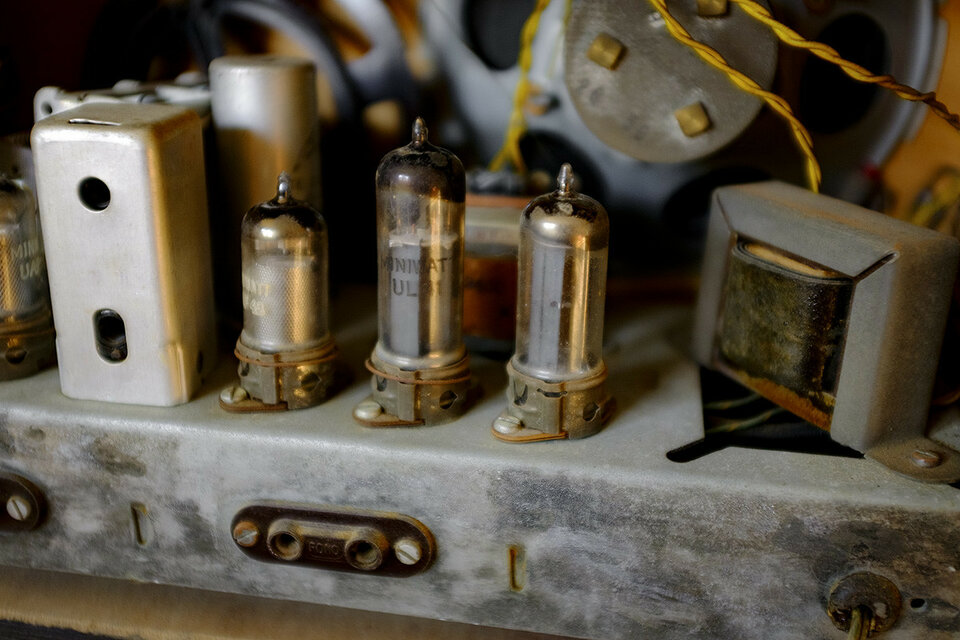 Radio antigua de válvulas, años 50.