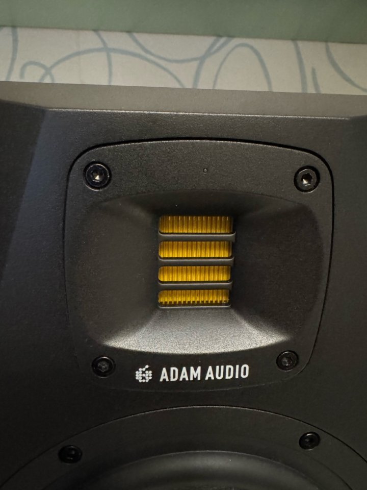 Monitores Adam Audio A 7V de segunda mano · Foto 7 de 8 · Madrid · 950 €