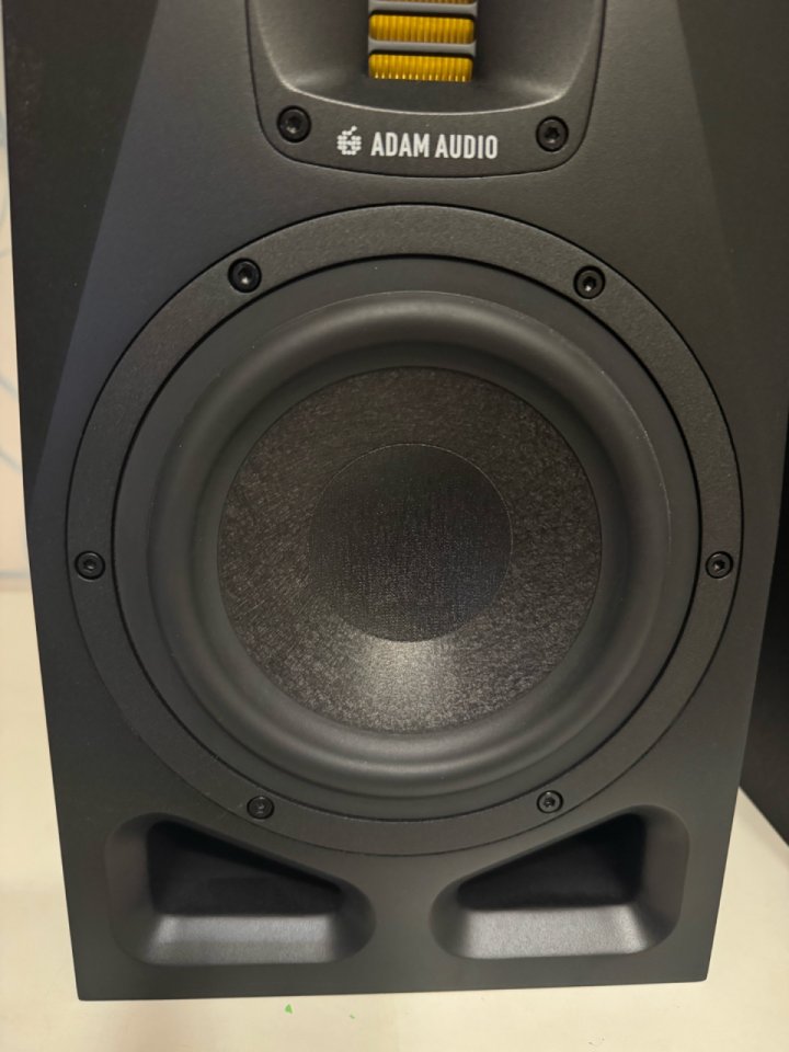 Monitores Adam Audio A 7V de segunda mano · Foto 8 de 8 · Madrid · 950 €