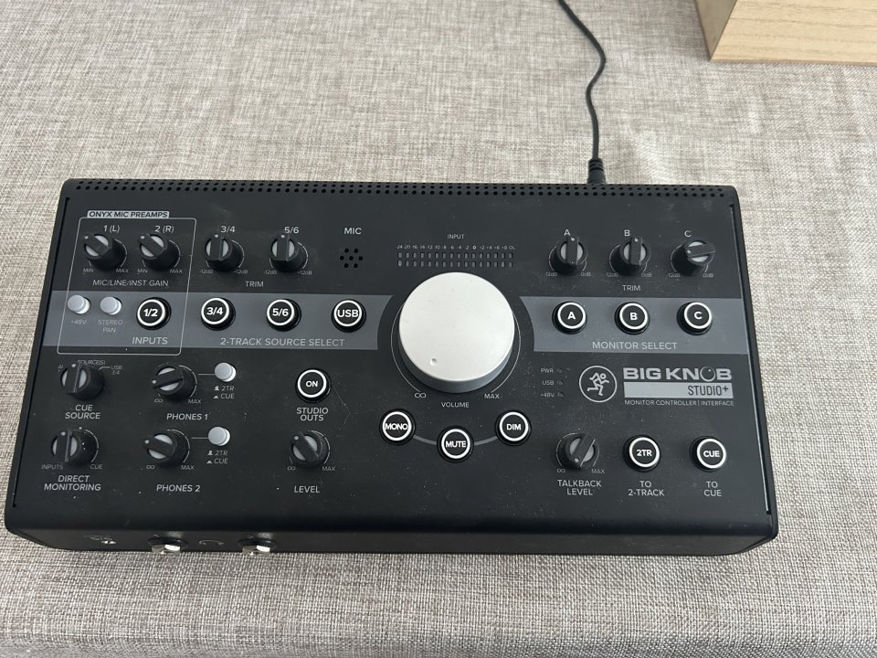 Mackie Big Knob Studio + de segunda mano · Foto 1 de 3 · Valencia · 220 €