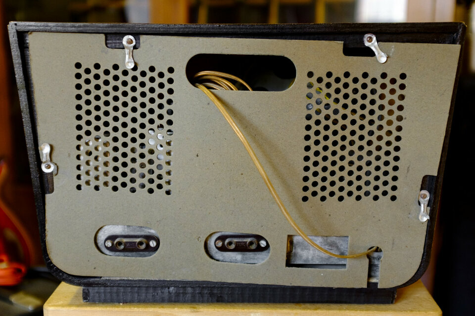 Radio antigua de válvulas, años 50.