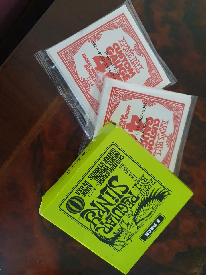 Cinco juegos de cuerdas Ernie Ball regular slinky, calibre 10