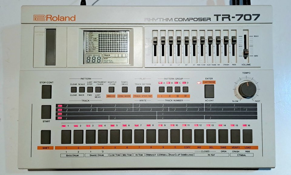 Roland TR 707