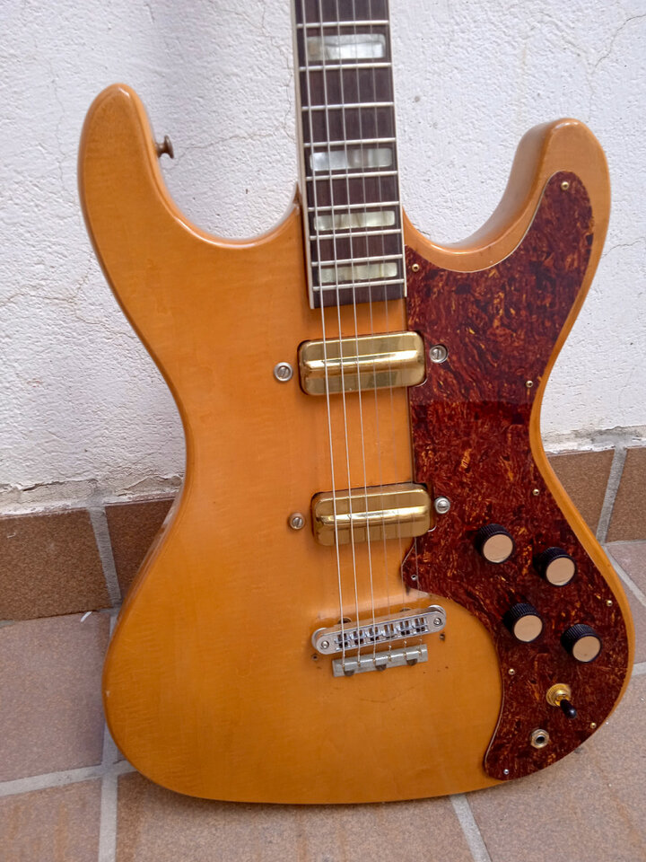 Kay K-300, fabricada en Chicago en 1964, diapasón en Brazilian RW