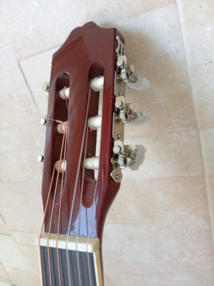 Guitarra clásica Bolero — Estado impecable | Perfecto para principiantes de segunda mano · Foto 5 de 8 · Málaga · 95 €