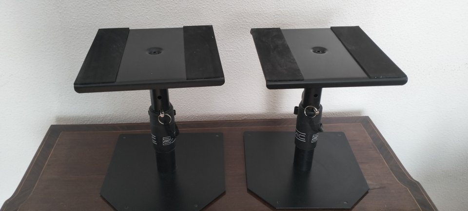 Soporte para altavoces (2 unidades) de segunda mano · Foto 1 de 2 · Madrid · 30 €