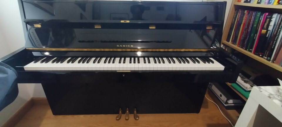 Piano acústico Samick