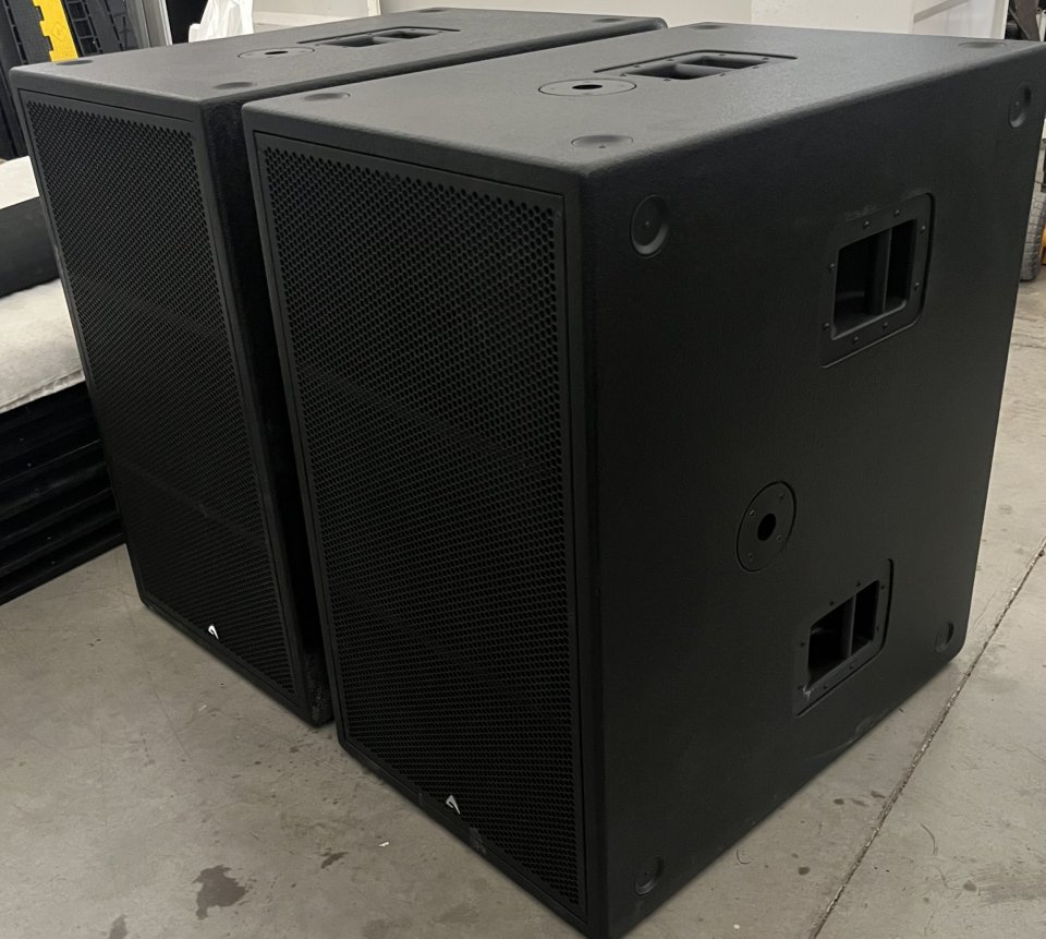 Subgrave AXIOM ACTIVO SW1800A Doble 18" de segunda mano · Foto 2 de 3 · Córdoba · 1560 €