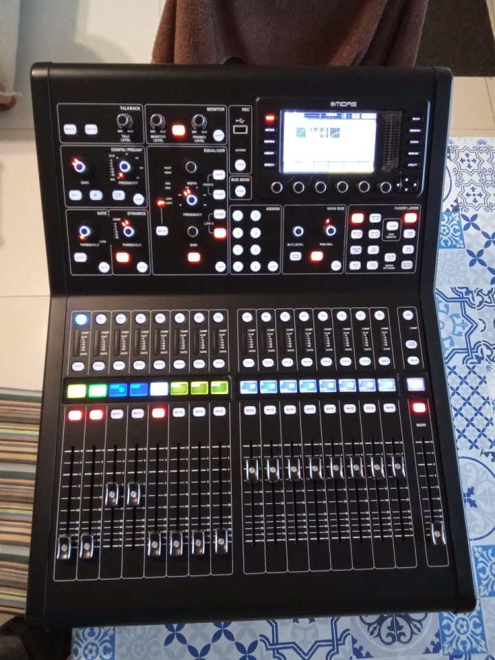 Midas M32R Live con case en perfecto estado