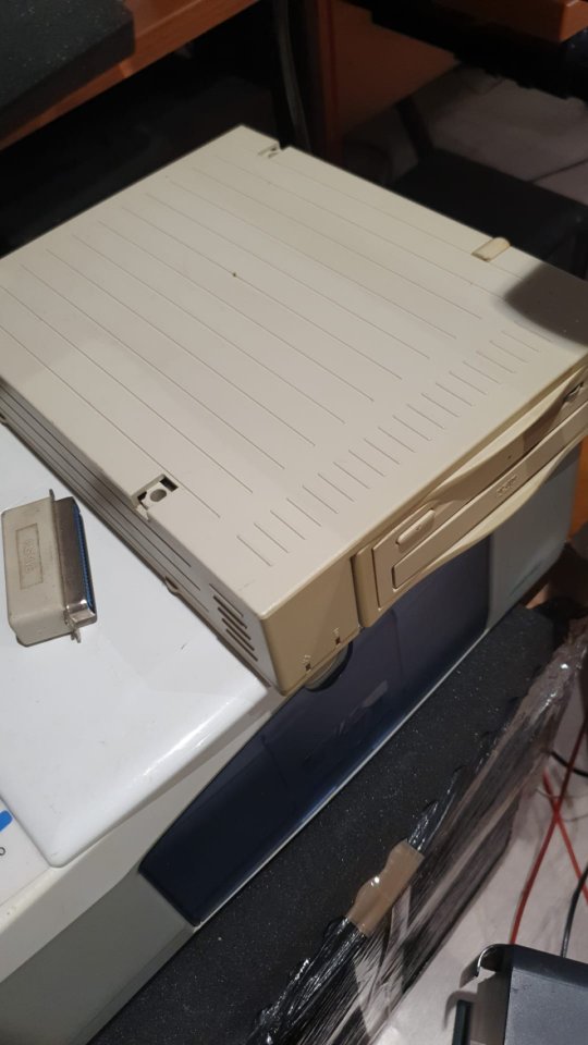 Lector CD SCSI con terminador de segunda mano · Foto 1 de 2 · Ourense · 50 €