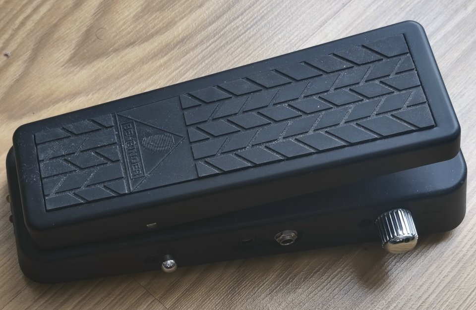 Wah Wah óptico Behringer HellBabe HB01