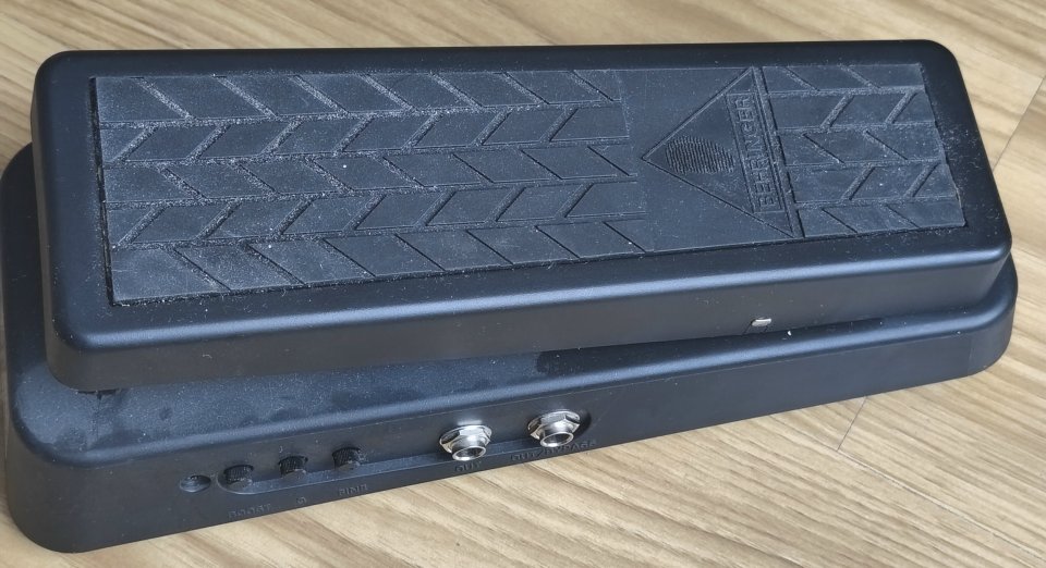 Wah Wah óptico Behringer HellBabe HB01