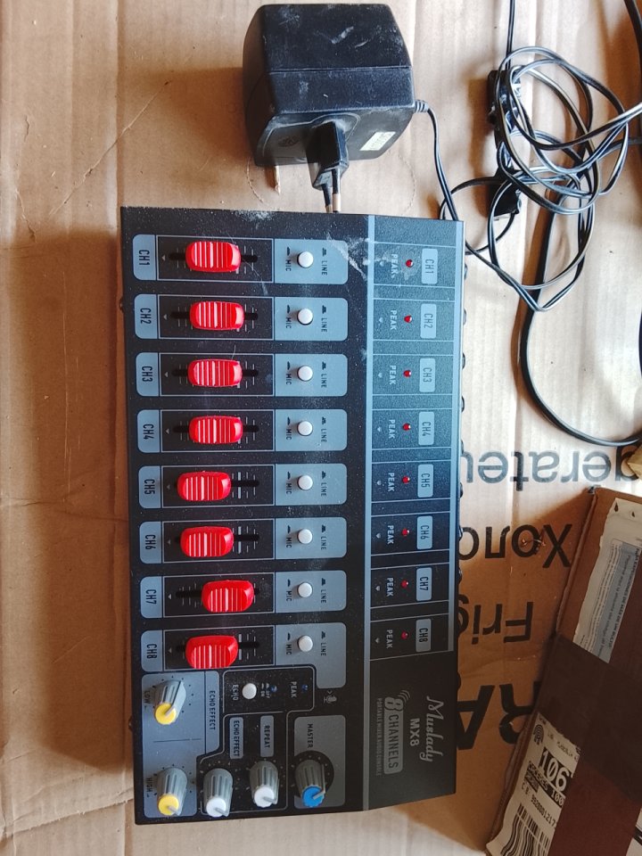Mixer Muslady de 8 canales,line/ micrófono con eco de muy buena calidad. de segunda mano · Foto 1 de 10 · Cáceres · 50 €