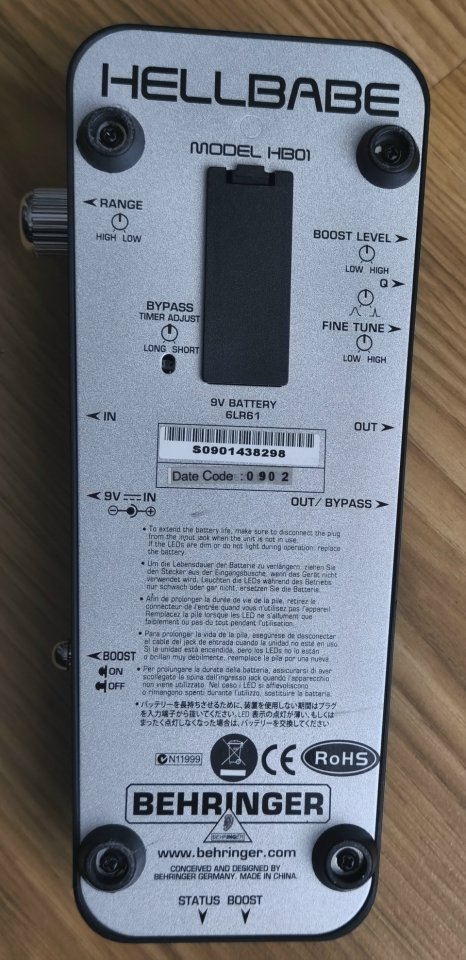 Wah Wah óptico Behringer HellBabe HB01