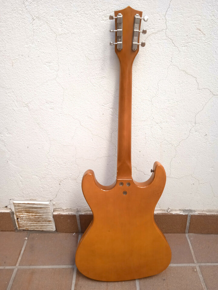 Kay K-300, fabricada en Chicago en 1964, diapasón en Brazilian RW