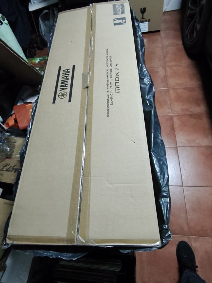 Caja de cartón del Yamaha Modx7+
