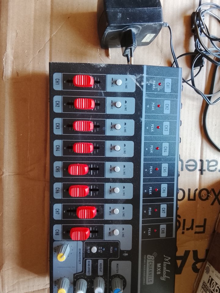 Mixer Muslady de 8 canales,line/ micrófono con eco de muy buena calidad. de segunda mano · Foto 4 de 10 · Cáceres · 50 €