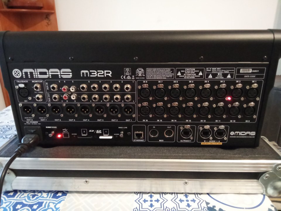 Midas M32R Live con case en perfecto estado