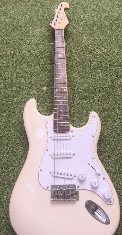 Stratocaster MC-ART de segunda mano · Foto 2 de 8 · Alicante · 150 €