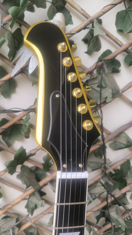 Guitarra estilo Firebird dorada NUEVA ¡Envío incluido! de segunda mano · Foto 3 de 9 · Murcia · 230 €