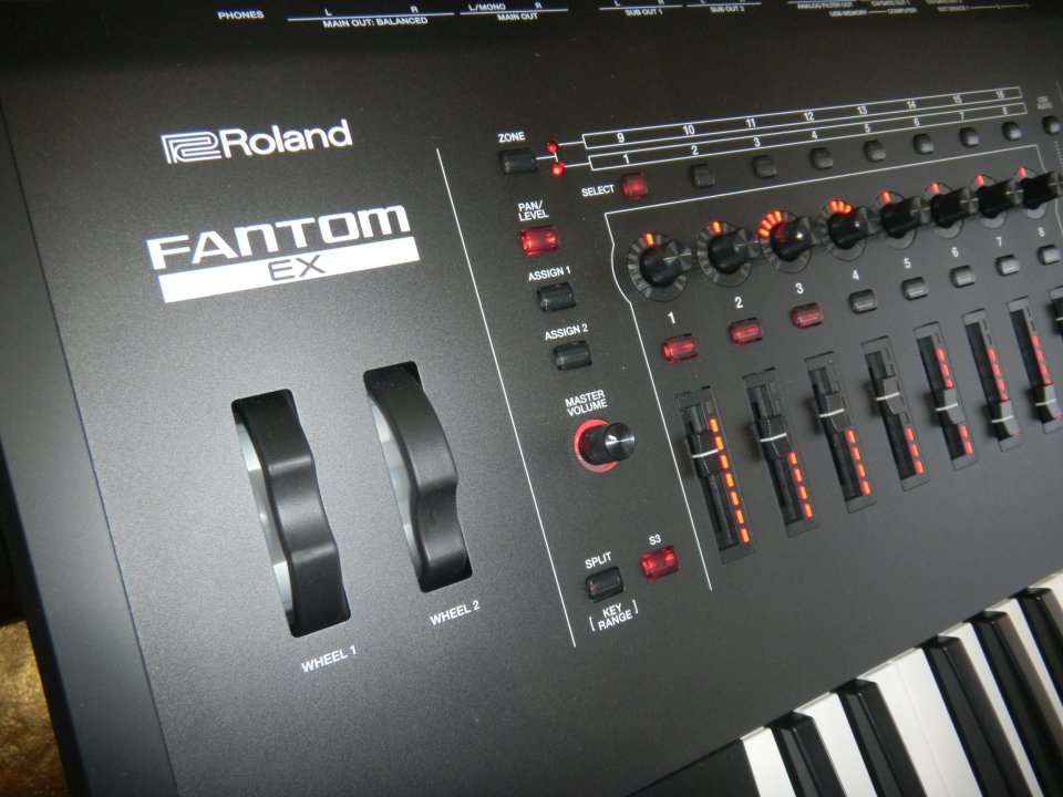 Roland FANTOM - 6 EX Re-Estreno de segunda mano · Foto 2 de 4 · Málaga · 1790 €