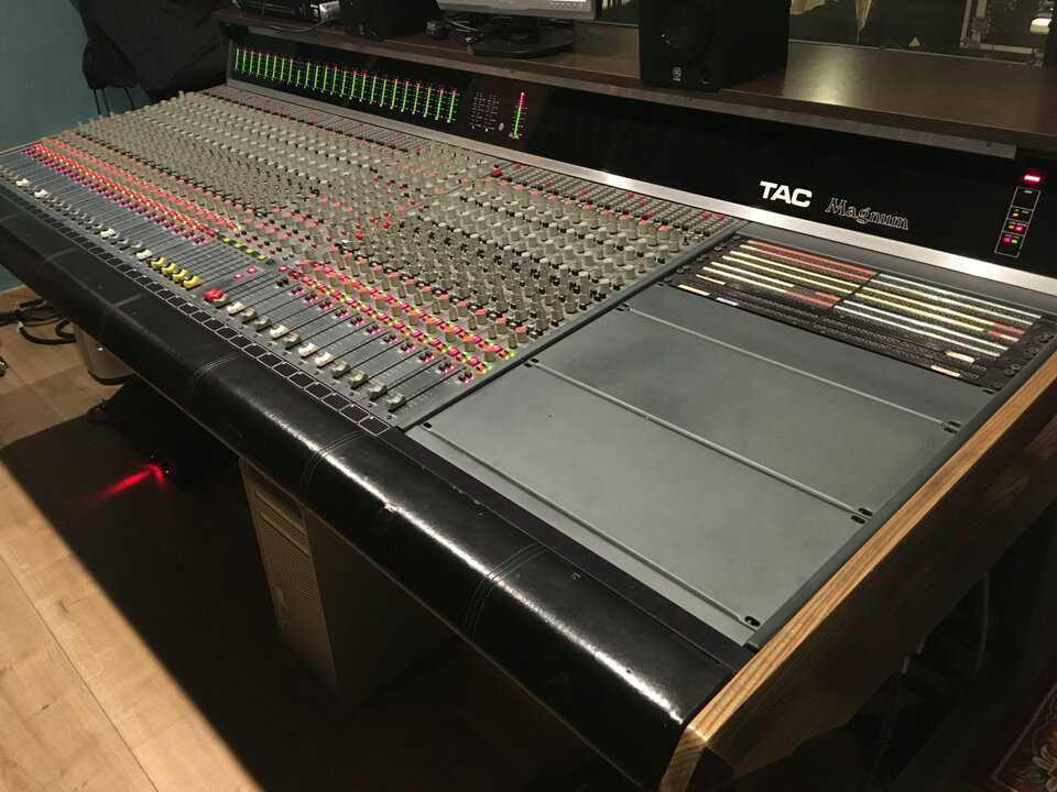 AMEK TAC Magnum 36 canales inline + Patchbay incorporado.