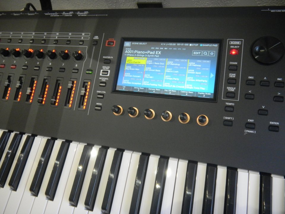 Roland FANTOM - 6 EX Re-Estreno de segunda mano · Foto 3 de 4 · Málaga · 1790 €
