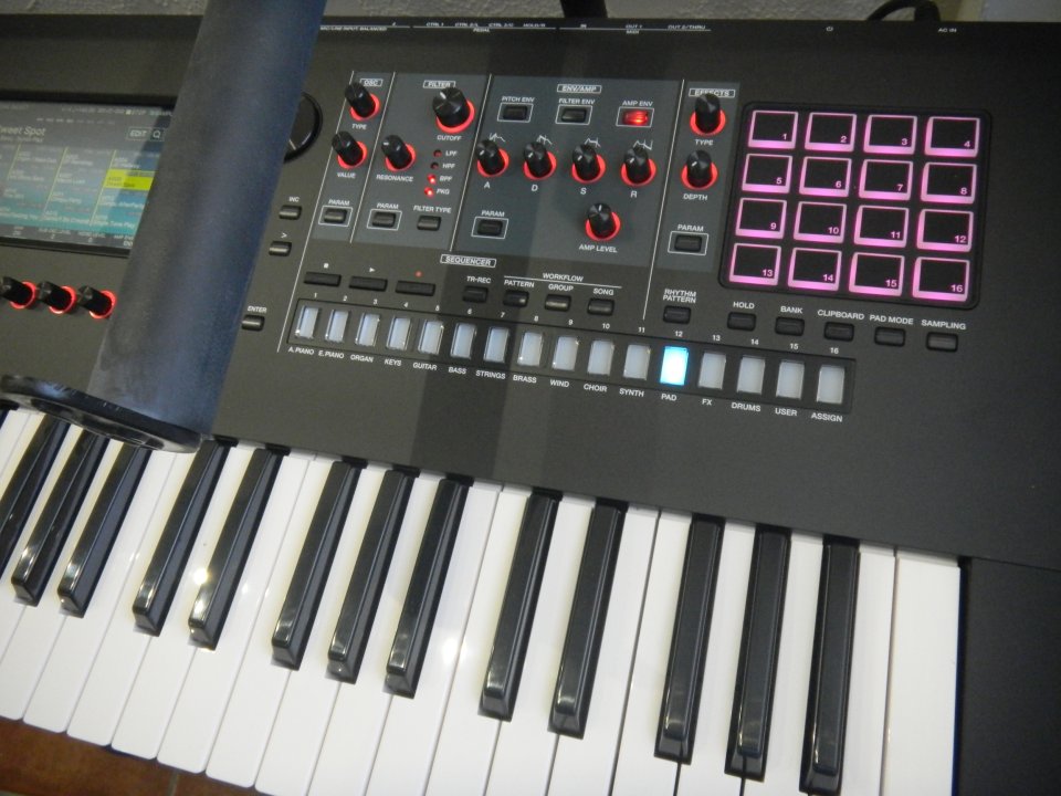 Roland FANTOM - 6 EX Re-Estreno de segunda mano · Foto 4 de 4 · Málaga · 1790 €