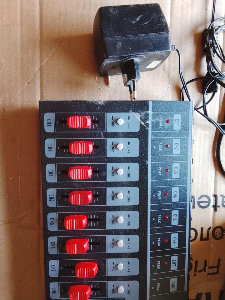 Mixer Muslady de 8 canales,line/ micrófono con eco de muy buena calidad. de segunda mano · Foto 8 de 10 · Cáceres · 50 €