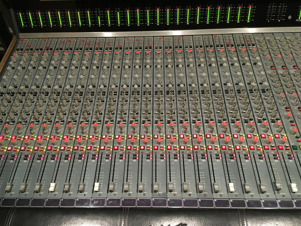 AMEK TAC Magnum 36 canales inline + Patchbay incorporado.