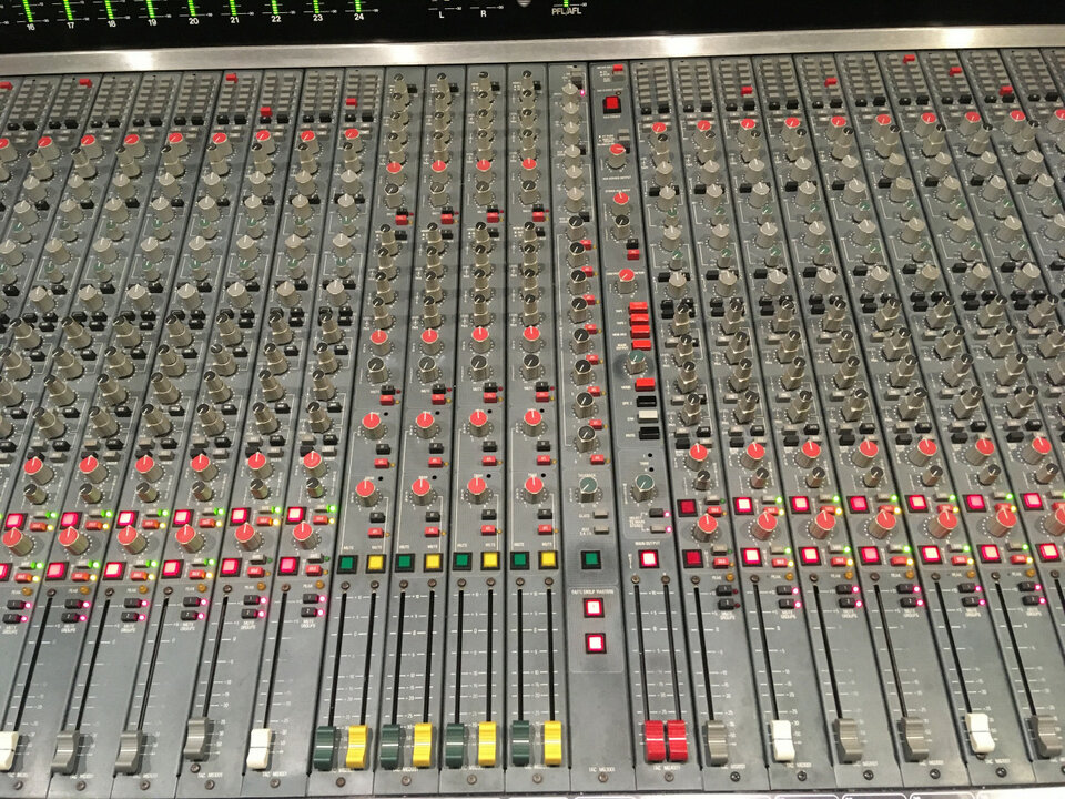 AMEK TAC Magnum 36 canales inline + Patchbay incorporado.