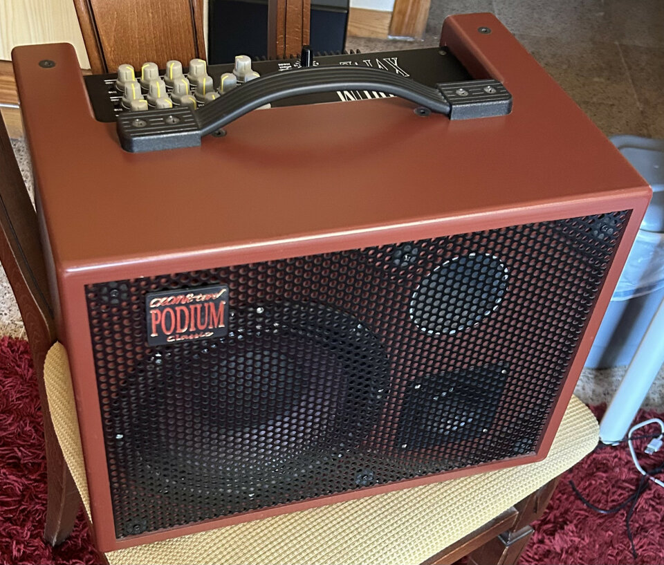 Amplificador CROMACORD PODIUM XVP+E. MICRO original para guitarra española y SOPORTE para escenario