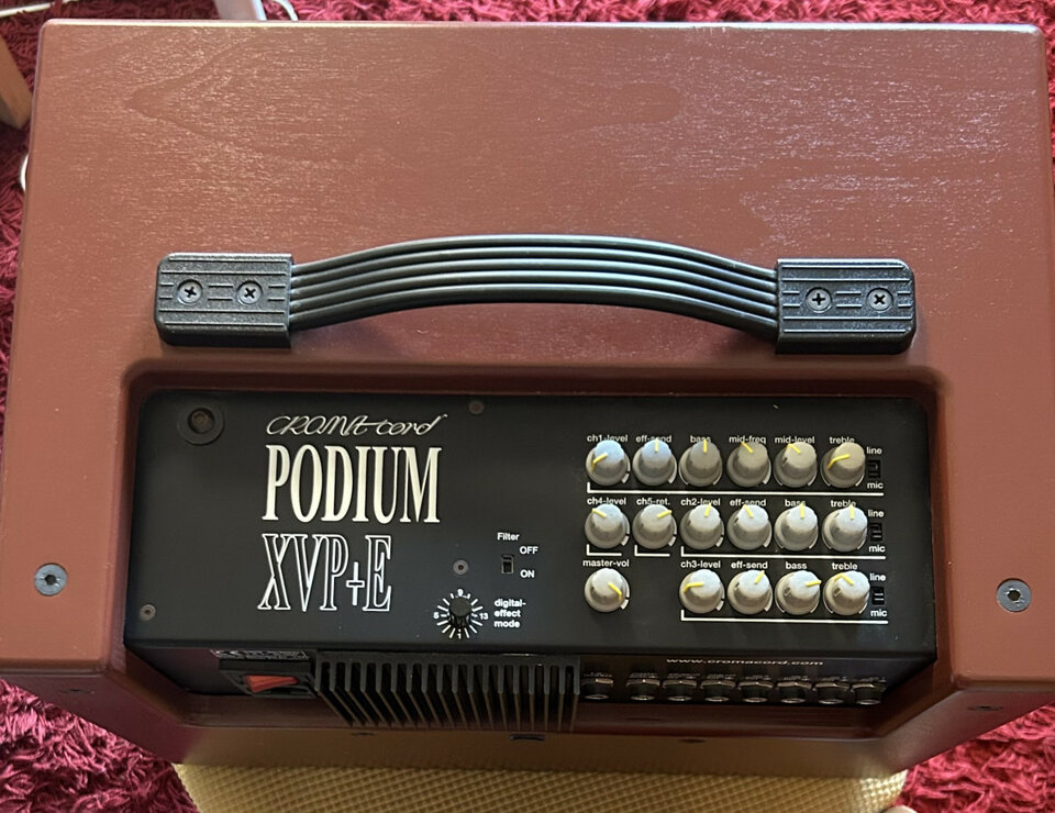 Amplificador CROMACORD PODIUM XVP+E. MICRO original para guitarra española y SOPORTE para escenario