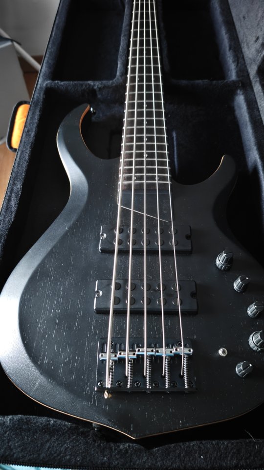 Bajo Sire Marcus Miller M2 5 TBK 2nd Gen + estuche de segunda mano · Foto 8 de 8 · León · 390 €