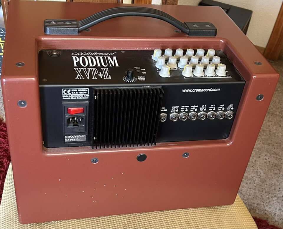 Amplificador CROMACORD PODIUM XVP+E. MICRO original para guitarra española y SOPORTE para escenario