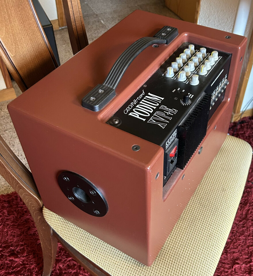 Amplificador CROMACORD PODIUM XVP+E. MICRO original para guitarra española y SOPORTE para escenario