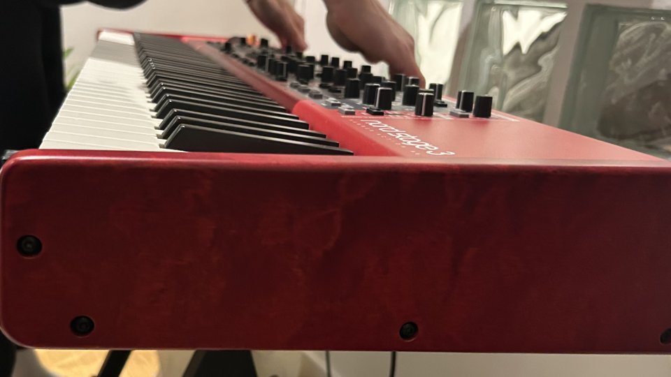 Nord Stage 3 88 + Funda Ragazza + Pedal + pie
