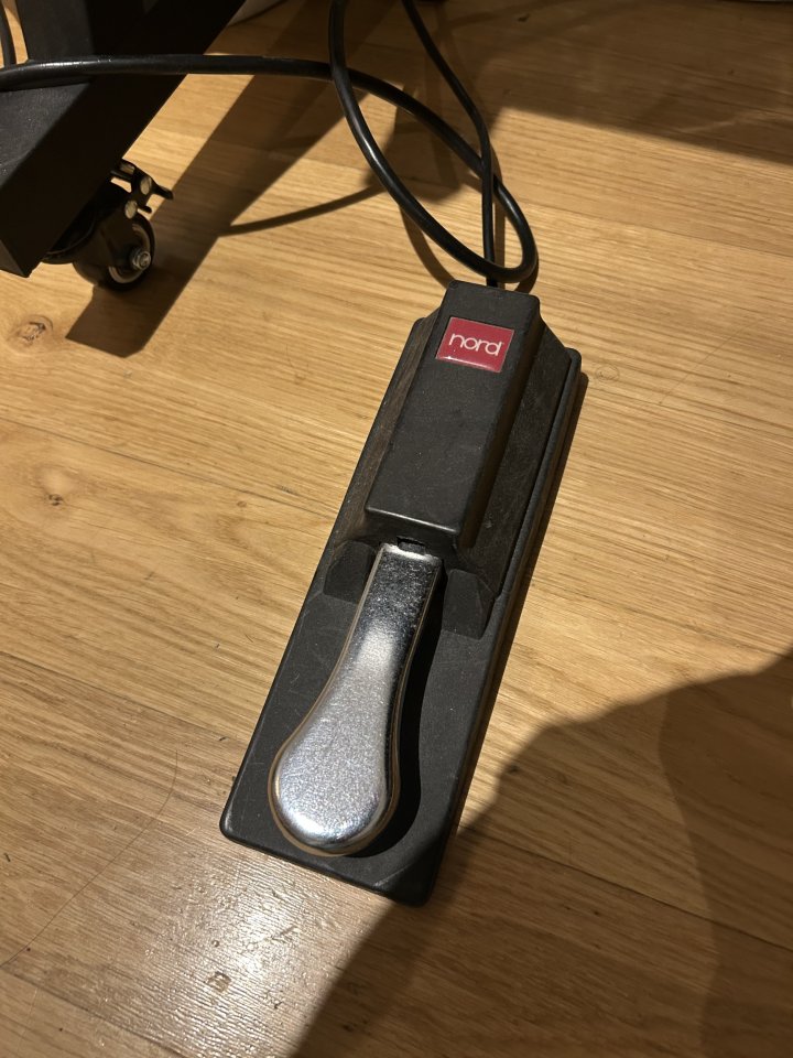 Nord Stage 3 88 + Funda Ragazza + Pedal + pie