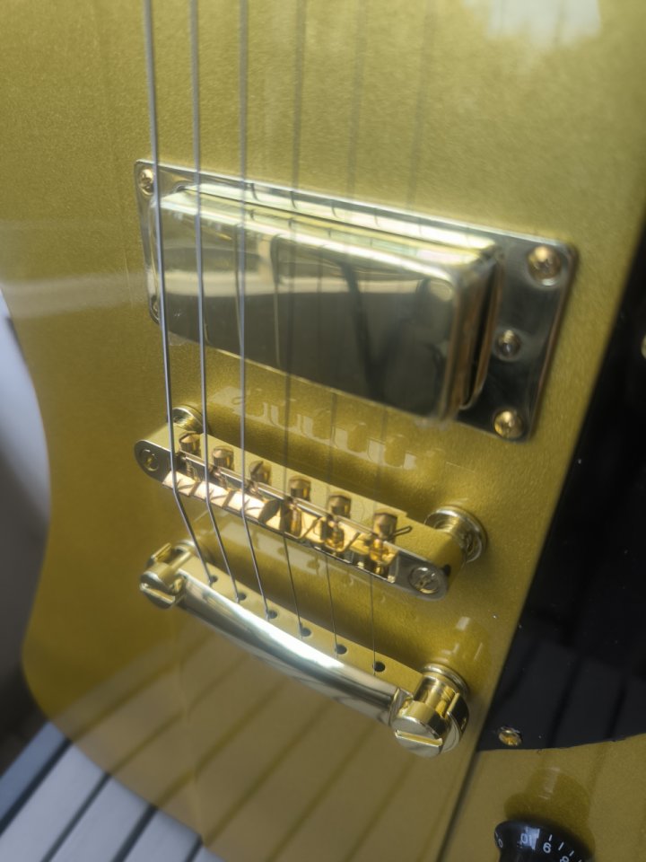 Guitarra estilo Firebird dorada NUEVA ¡Envío incluido! de segunda mano · Foto 5 de 9 · Murcia · 230 €