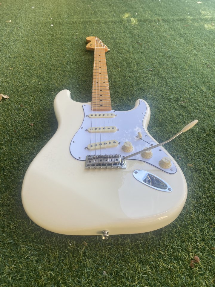 Fender Strato FSR 60’ pala invertida Cambio por acústica de segunda mano · Foto 2 de 9 · Madrid · 600 €