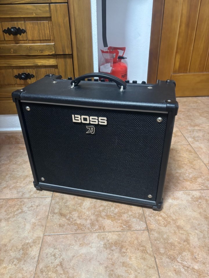 Boss katana 50 gen 3 de segunda mano · Foto 1 de 3 · Sevilla · 210 €
