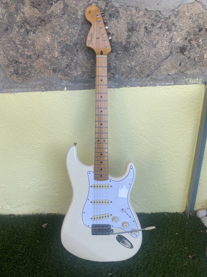Fender Strato FSR 60’ pala invertida Cambio por acústica de segunda mano · Foto 4 de 9 · Madrid · 600 €
