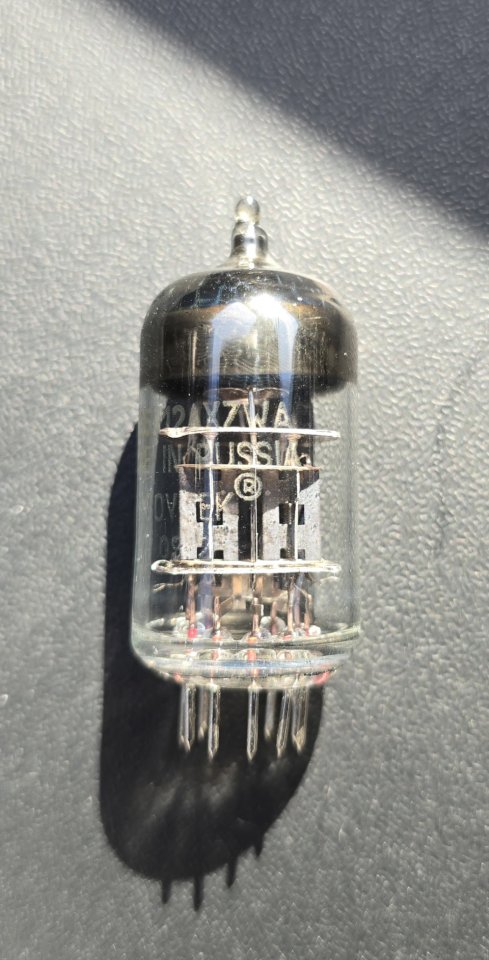 Válvula de Previo Sovtek 12AX7WA Rusia de segunda mano · A Coruña · 12 €