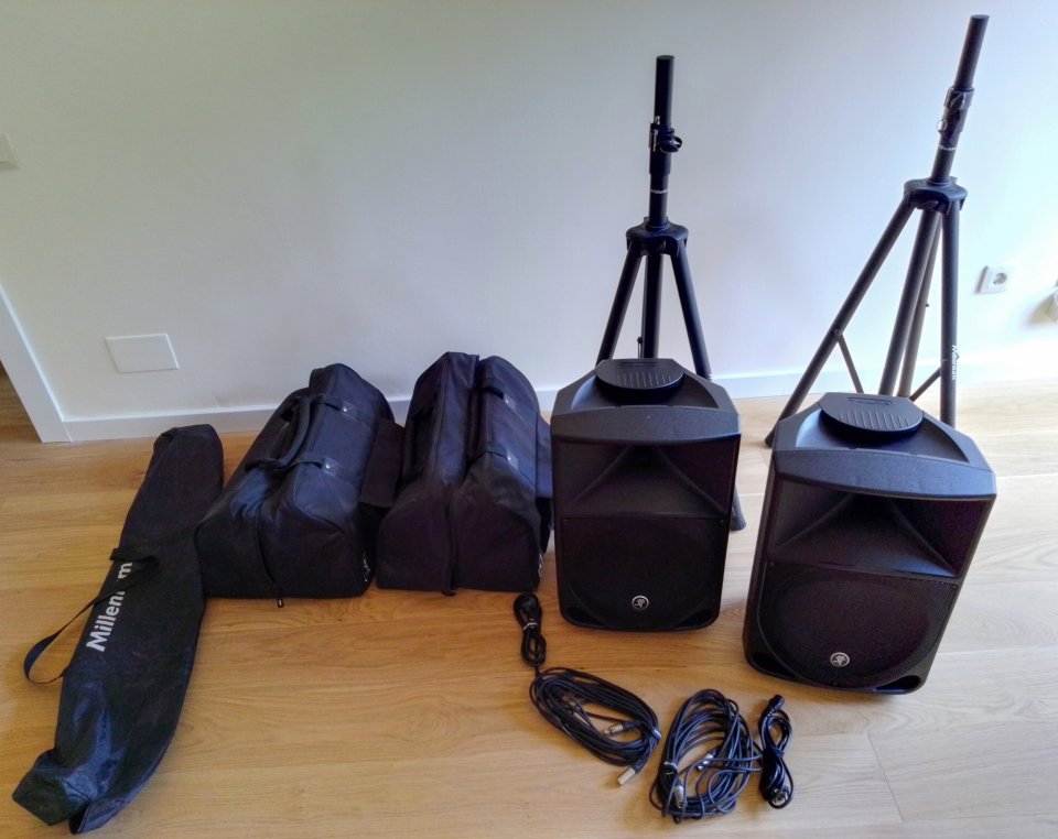Pareja Mackie Thump12 + fundas + soportes de segunda mano · Foto 3 de 8 · Barcelona · 550 €