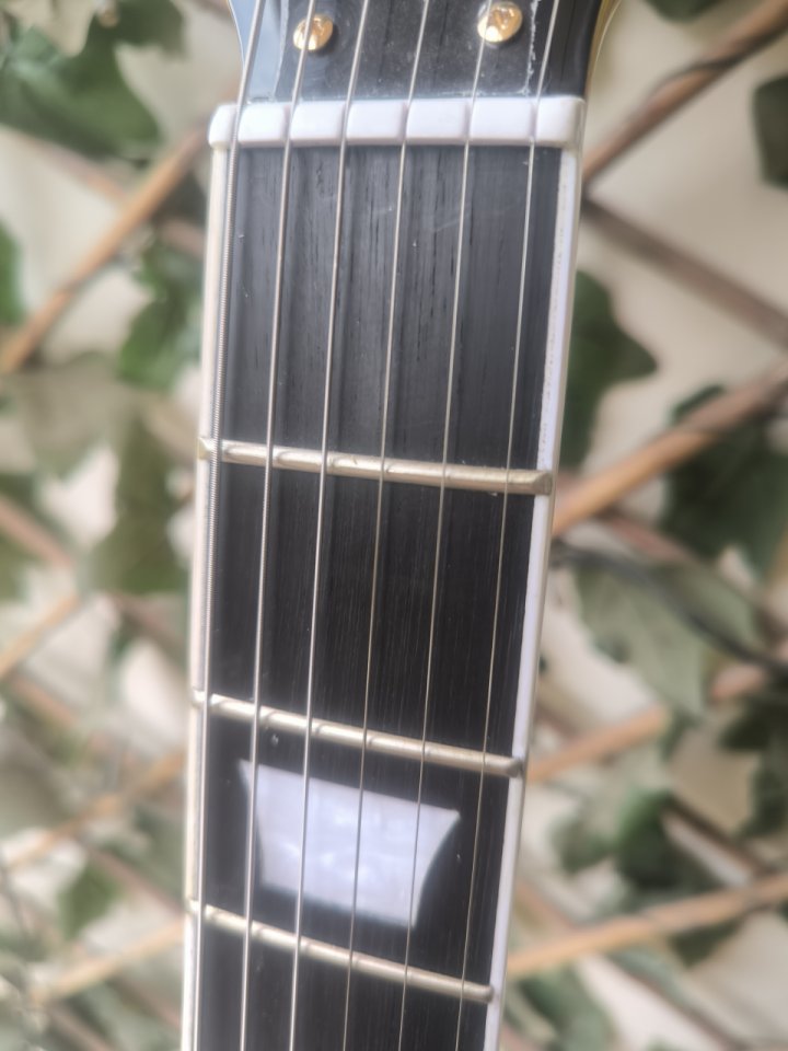Guitarra estilo Firebird dorada NUEVA ¡Envío incluido! de segunda mano · Foto 6 de 9 · Murcia · 230 €