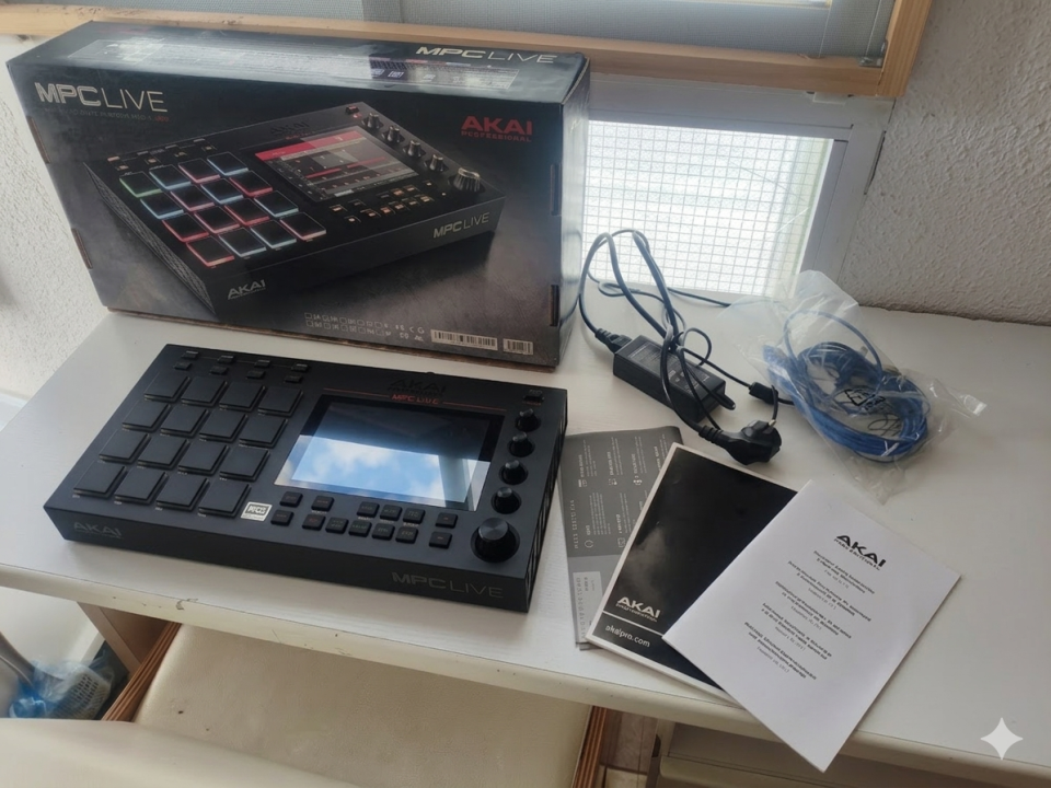 Akai MPC Live (v1) - Estado de RE-ESTRENO (Aún con film en pantalla)