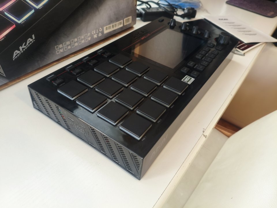 Akai MPC Live (v1) - Estado de RE-ESTRENO (Aún con film en pantalla)