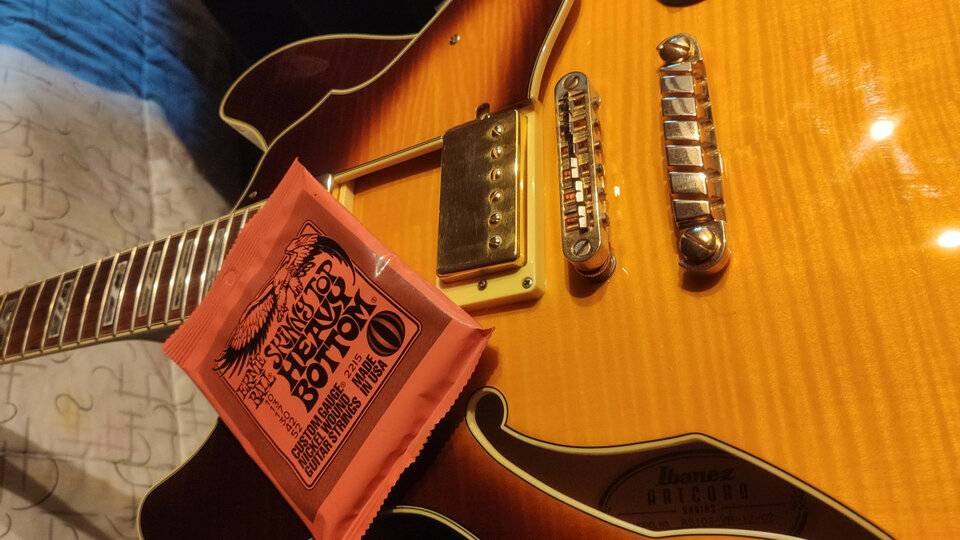 Ibanez AS103 con pastillas Dimarzio PAF 36th Anniversary y estuche rígido