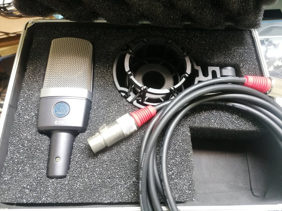 AKG C214 - Micrófono de condensador + accesorios